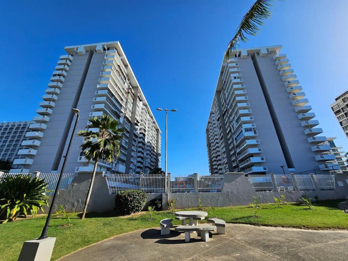 Steps From Foxwoods- Beachfront Retreat With Pools San Juan Zewnętrze zdjęcie